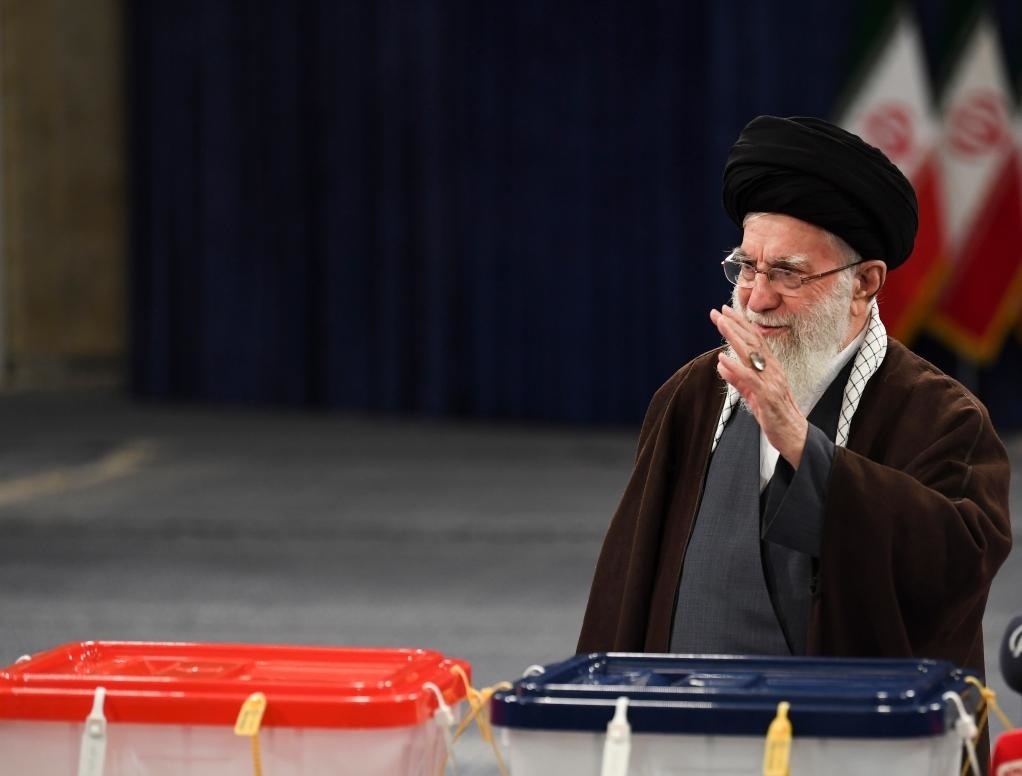 3月1日，在伊朗首都德黑蘭，伊朗最高領(lǐng)袖哈梅內(nèi)伊在設(shè)于領(lǐng)袖府內(nèi)的投票站投票。新華社記者沙達(dá)提攝