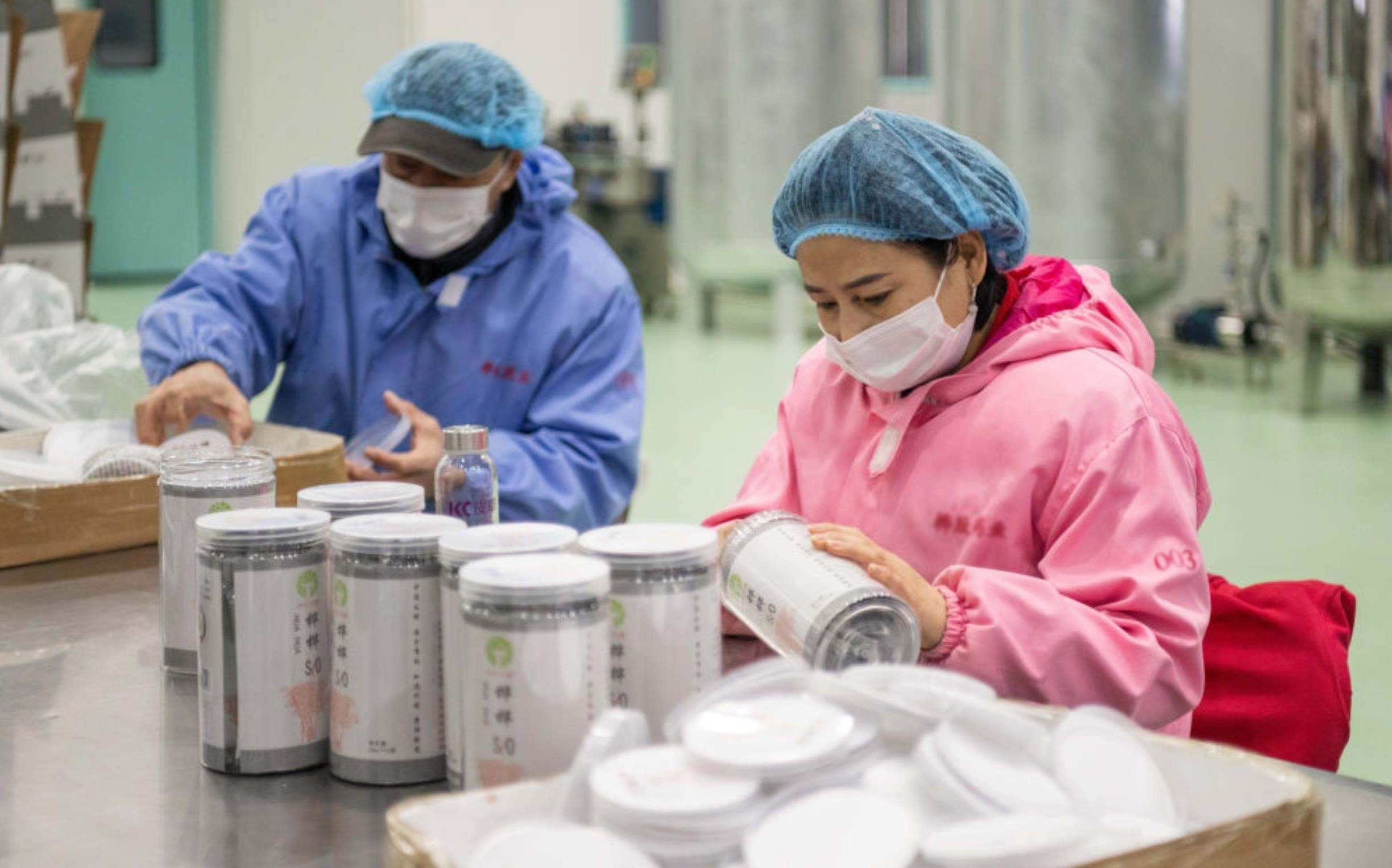 △2024年3月12日，黑龍江伊春一家公司內(nèi)，工作人員在包裝樺樹汁相關(guān)產(chǎn)品。