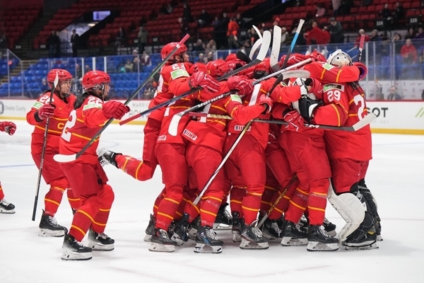 中國隊慶祝比賽勝利。圖片來源：國際冰聯(lián)