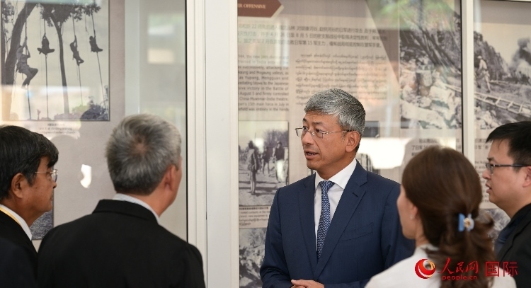 陳海大使了解中國遠(yuǎn)征軍紀(jì)念館情況。人民網(wǎng)記者 謝佳君攝