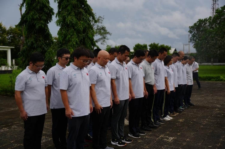 醫(yī)療隊(duì)隊(duì)員默哀。中國援桑醫(yī)療隊(duì)供圖