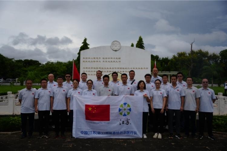 醫(yī)療隊(duì)合影。中國援桑醫(yī)療隊(duì)供圖