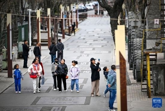 4月5日，游客在寧夏石嘴山市大武口洗煤廠工業(yè)遺址公園游覽。新華社記者 馮開華 攝