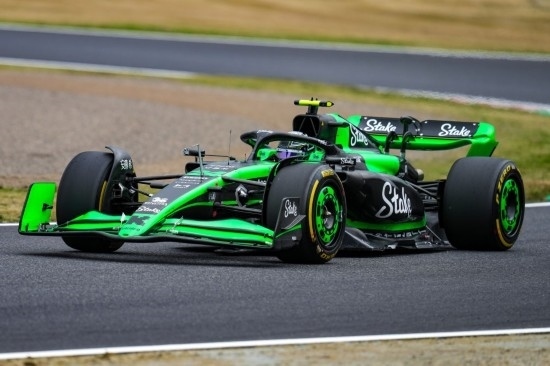 4月5日，索伯車(chē)隊(duì)中國(guó)車(chē)手周冠宇在練習(xí)賽中。新華社記者 張笑宇 攝