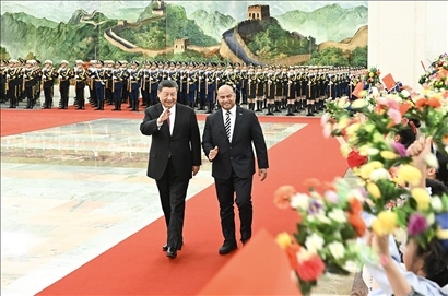 △2024年3月25日，習(xí)近平主席在北京人民大會堂同來華進(jìn)行國事訪問的瑙魯總統(tǒng)阿迪昂舉行會談。這是會談前，習(xí)近平主席在人民大會堂北大廳為阿迪昂總統(tǒng)舉行歡迎儀式。