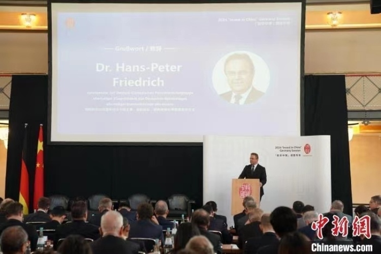 當(dāng)?shù)貢r間4月5日，由中國商務(wù)部主辦的“投資中國”德國專場推介活動在斯圖加特市舉行。中新社記者 馬秀秀 攝