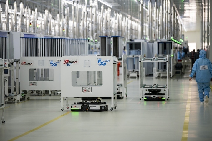 2024年1月10日，在位于浙江省金華市金義新區(qū)的潤馬光能集團(tuán)金華工廠智能化生產(chǎn)車間里，AGV（自動(dòng)導(dǎo)引運(yùn)輸）小車忙碌穿梭在生產(chǎn)單元之間。圖源新華社