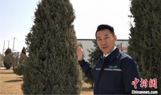 圖為王佐向記者介紹自己的新能源綠電廠區(qū)。白先森 攝