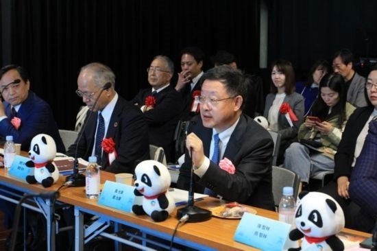 圖為四川省文化和旅游廳廳長戴允康向日本友人介紹四川旅游資源。（中國駐東京旅游辦事處供圖）