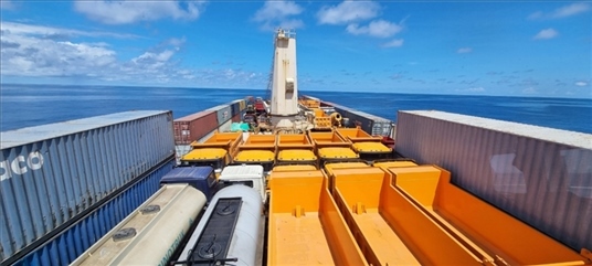 中蘇海運(yùn)直航貨輪在海上行駛。中國駐蘇里南大使館供圖