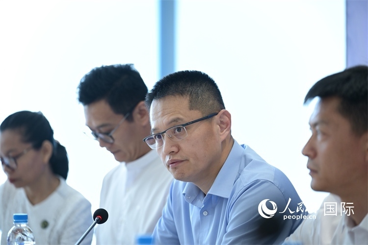 緬甸中國企業(yè)商會會長、工商銀行仰光分行行長劉銘介紹有關情況-人民網(wǎng)記者謝佳君攝