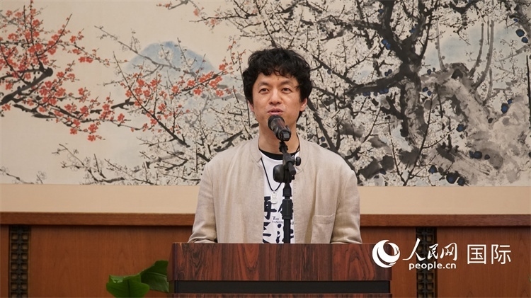 影片導(dǎo)演竹內(nèi)亮致辭。人民網(wǎng) 蔣曉辰攝