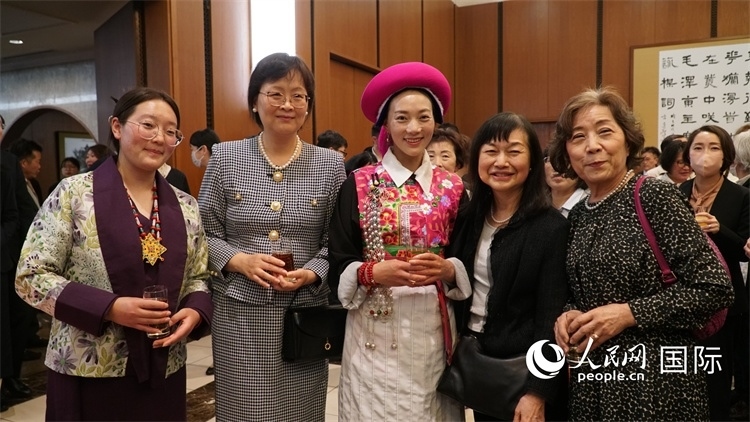 來(lái)賓與茨姆等人熱烈交流并合影留念。人民網(wǎng) 蔣曉辰攝