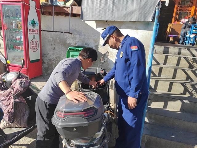 拉薩市消防救援支隊(duì)組織開(kāi)展電動(dòng)自行車消防安全檢查工作。受訪者供圖