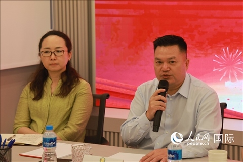 巴西和統(tǒng)會(huì)會(huì)長(zhǎng)張小春（右）在座談會(huì)上致辭。人民網(wǎng)記者 陳海琪攝