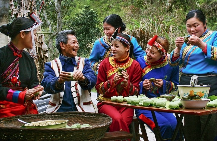 畬族群眾一起做清明果。供圖 共享聯(lián)盟·景寧