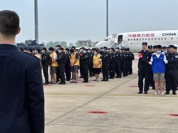 中國(guó)籍涉賭詐違法犯罪嫌疑人從柬埔寨被押解回國(guó)。人民網(wǎng)記者 郝萍攝