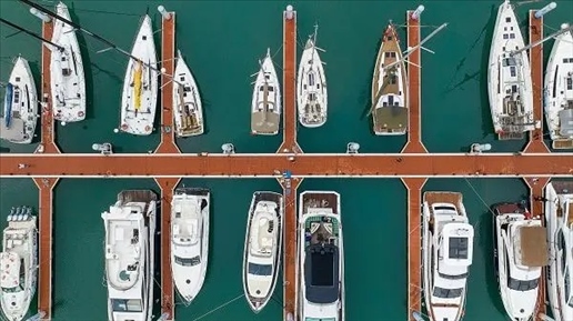 △超250艘船艇亮相第四屆消博會(huì)游艇展。