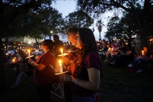 2023年5月24日，在美國(guó)得克薩斯州小城尤瓦爾迪，人們參加守夜儀式悼念校園槍擊遇害者。新華社記者吳曉凌攝