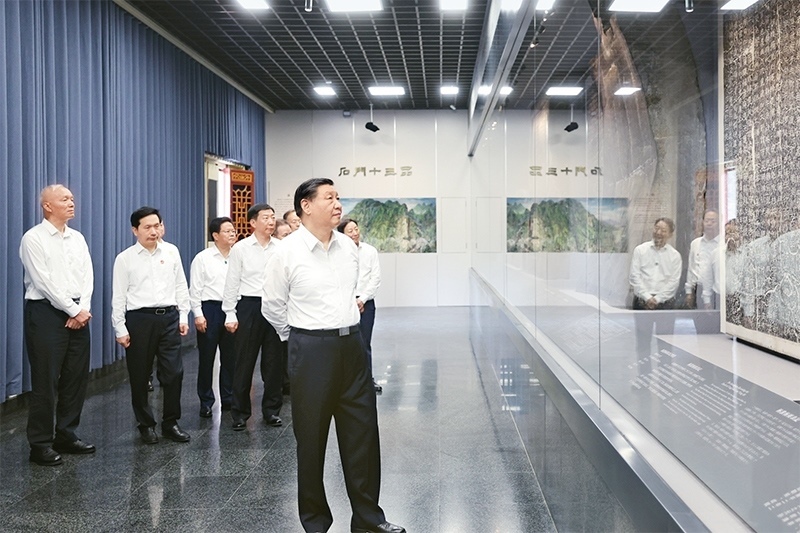 2023年7月29日，中共中央總書記、國(guó)家主席、中央軍委主席習(xí)近平在四川考察結(jié)束返京途中，來到陜西省漢中市考察。這是習(xí)近平參觀漢中市博物館有關(guān)歷史文物展陳。 新華社記者 鞠鵬/攝