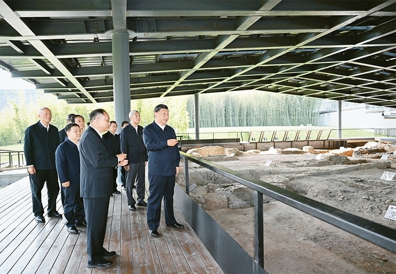 2023年10月10日至13日，中共中央總書記、國(guó)家主席、中央軍委主席習(xí)近平在江西考察。這是11日上午，習(xí)近平在景德鎮(zhèn)市陶陽里歷史文化街區(qū)南麓遺址考察。 新華社記者 謝環(huán)馳/攝