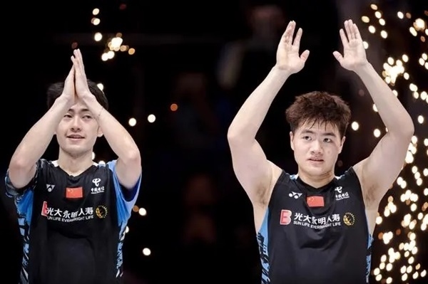 4月14日，梁偉鏗（右）/王昶在頒獎(jiǎng)儀式上。 新華社記者 江漢攝