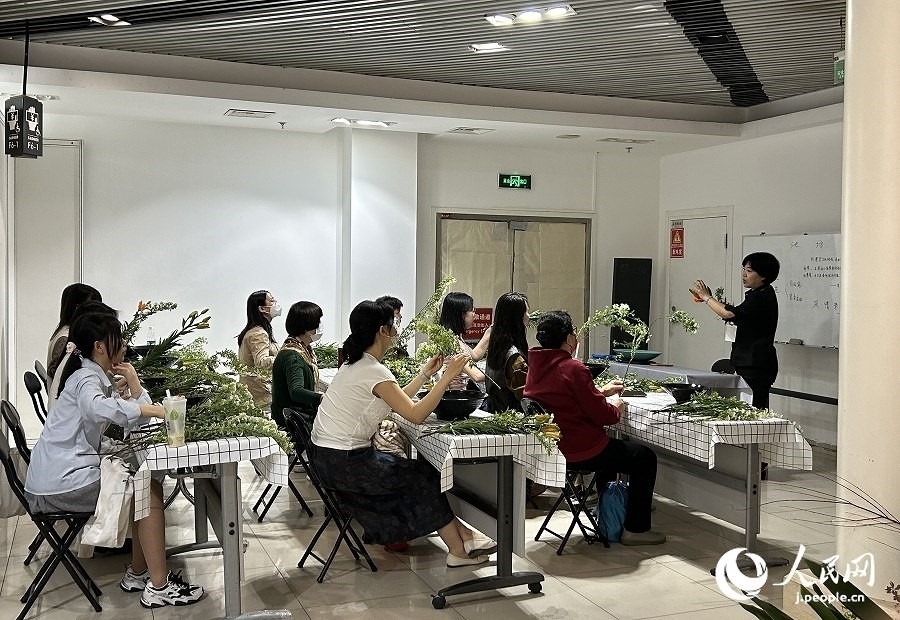 插花體驗(yàn)課。人民網(wǎng) 玄番登史江攝