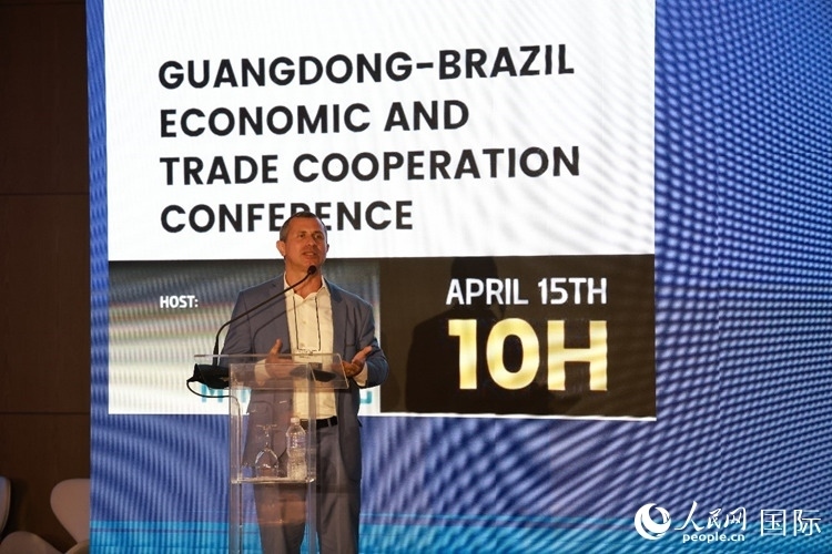 巴西里約州能源和海洋經(jīng)濟(jì)部國(guó)務(wù)秘書費(fèi)利佩·佩肖托在推介會(huì)上致辭。人民網(wǎng)記者 陳海琪攝