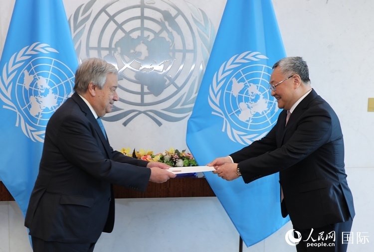 4月16日，中國新任常駐聯(lián)合國代表、特命全權(quán)大使傅聰在紐約聯(lián)合國總部向聯(lián)合國秘書長(zhǎng)古特雷斯遞交了全權(quán)證書。 人民網(wǎng)記者 李志偉攝