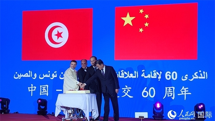 與會嘉賓共同切紀念蛋糕，從左至右分別為突尼斯國家旅游局局長侯賽因、突尼斯駐華大使阿迪勒·阿拉比、外交部副部長鄧勵、中國人民對外友好協(xié)會副會長李?？Ｈ嗣窬W(wǎng)記者 萬宇攝