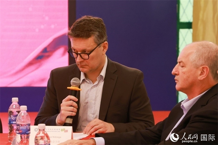 中巴友好協(xié)會(huì)主席恩里克·諾布雷加（左）在座談會(huì)上致辭。人民網(wǎng)記者 陳海琪攝