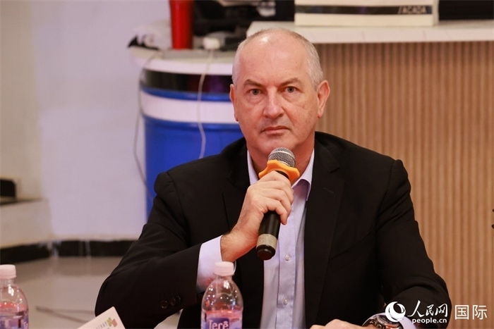巴西里約大都會(huì)研究所執(zhí)行官西奧·舒克在座談會(huì)上致辭。人民網(wǎng)記者 陳海琪攝