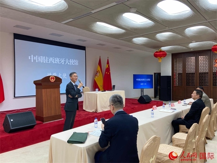 中國駐西班牙大使姚敬在僑界法治講座上致辭。人民網(wǎng)記者 范劍青攝