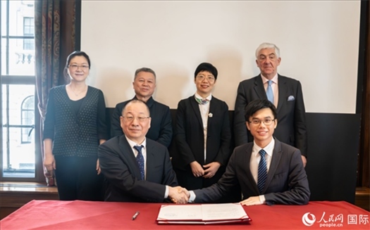 活動簽約現(xiàn)場。實習(xí)生 劉船攝