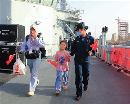 海軍軍艦赴蘇丹緊急撤離我在蘇丹人員。圖為海軍官兵帶領(lǐng)同胞登艦（2023年4月26日攝）。丁家興攝