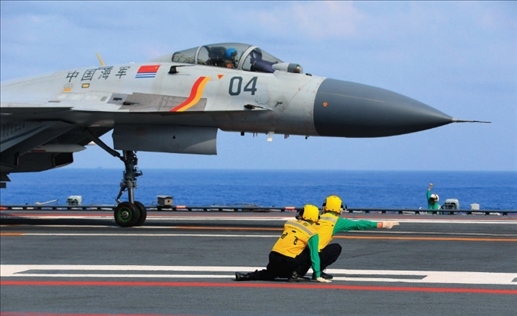 遼寧艦起飛助理作出放飛手勢(shì)，殲-15艦載戰(zhàn)斗機(jī)起飛（2020年4月攝）。張凱攝