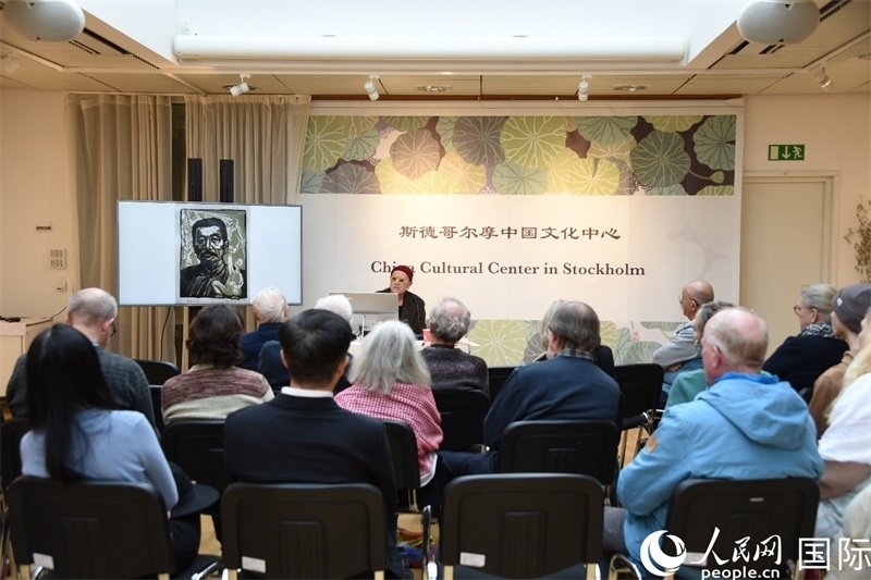 托斯頓·朱雷爾介紹其收藏的中國版畫作品。人民網(wǎng)記者殷淼攝