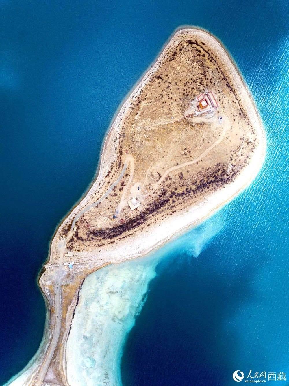 無人機(jī)視角下的西藏羊卓雍錯(cuò)日托寺風(fēng)光。人民網(wǎng)記者 次仁羅布攝