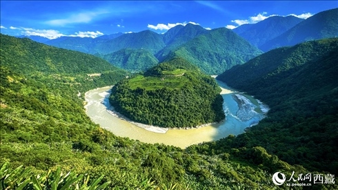 風(fēng)景秀麗、植被繁茂的西藏林芝市墨脫縣果果塘大拐彎。人民網(wǎng)記者 次仁羅布攝