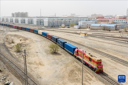 4月21日，中歐班列緩緩駛出二連浩特鐵路口岸（無人機(jī)照片）。 新華社發(fā)（張海峰攝）
