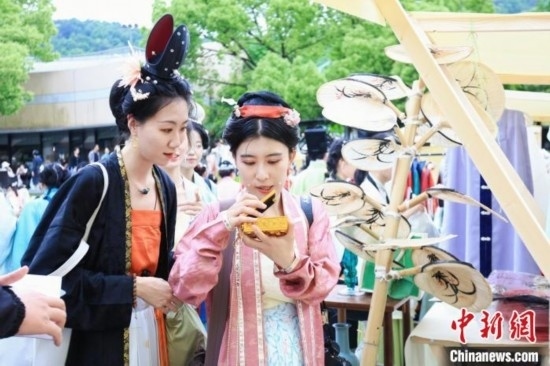 漢服愛好者逛集市。中國(guó)絲綢博物館 供圖