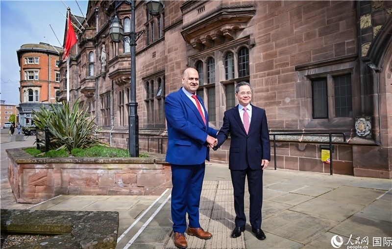 圖為中國駐英國大使鄭澤光在考文垂市政廳會見現(xiàn)場。人民網(wǎng) 郭錦標(biāo)攝