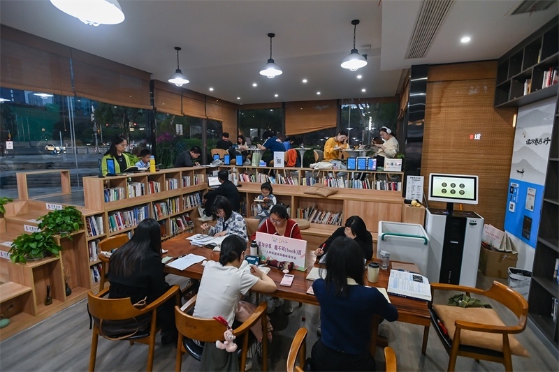 4月22日，讀者在重慶一家24小時城市智慧書房中閱讀。圖片來源：視覺中國
