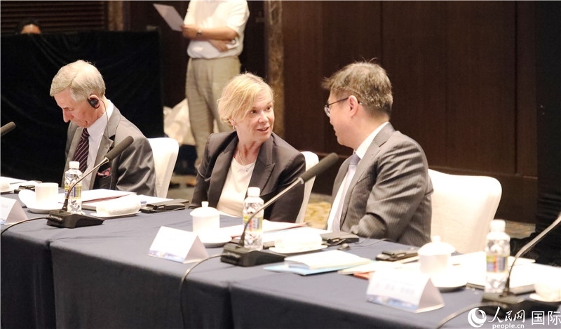 宣介會上，中外官員親切交談。人民網(wǎng)記者趙益普攝