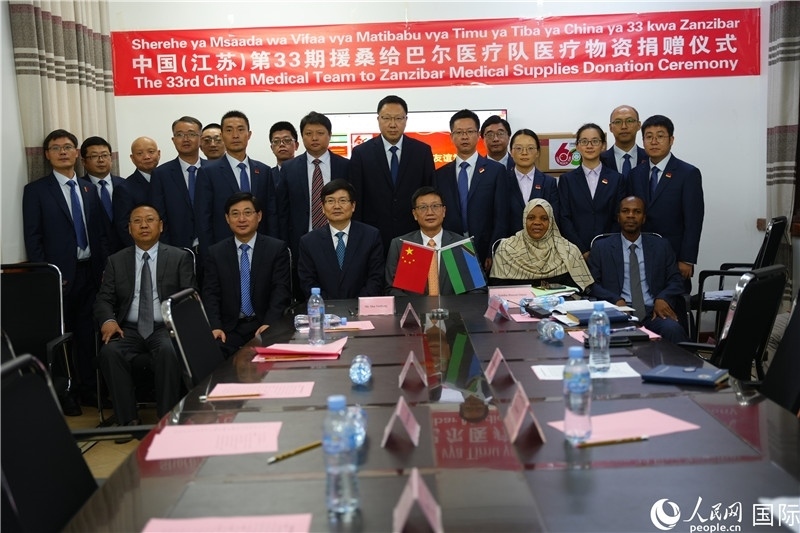 中非雙方代表及醫(yī)療隊在捐贈現(xiàn)場合影。中國援桑醫(yī)療隊供圖