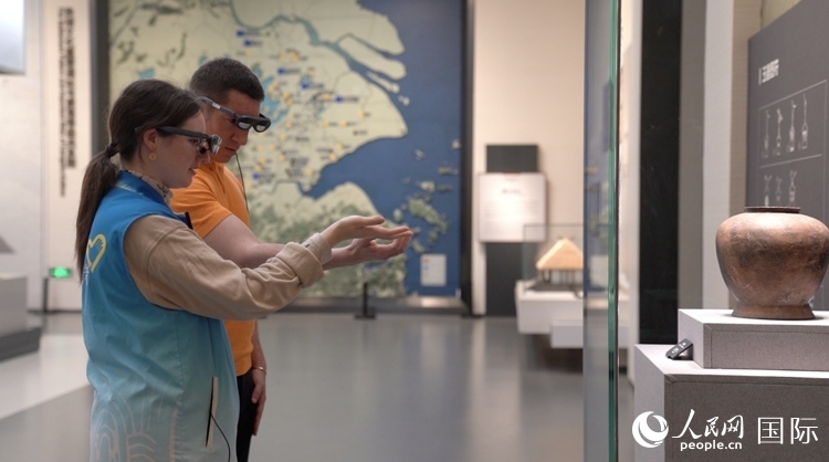 人民網(wǎng)外籍專家在良渚博物院體驗AR眼鏡。人民網(wǎng)記者 袁蒙攝