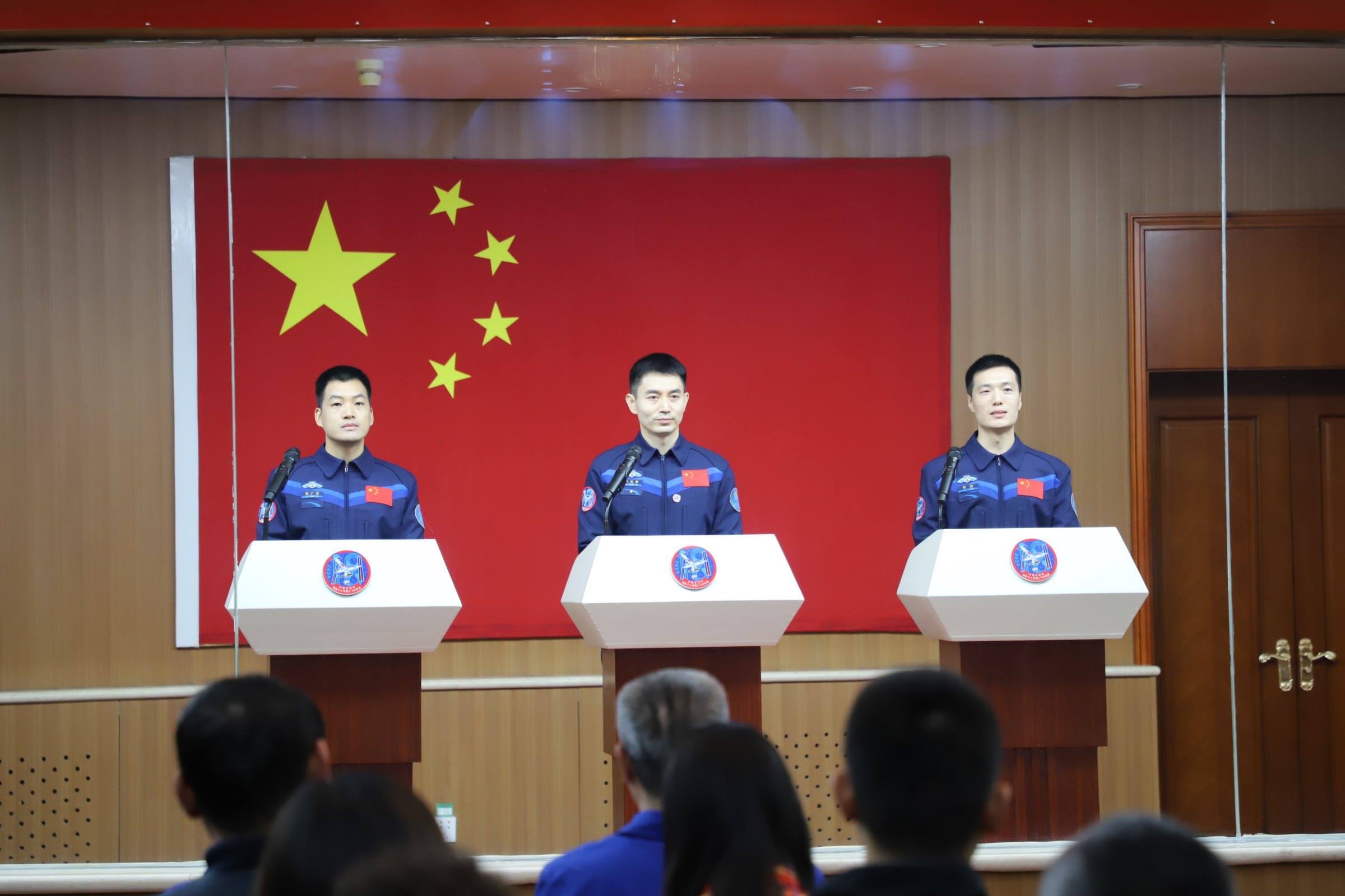 神舟十八號航天員與中外媒體記者集體見面。人民網記者 黃帆攝