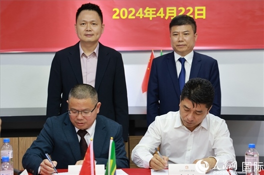 巴西中國浙江商會會長鄭俠茂（右前）與蘭溪市招商服務中心黨組副書記胡鑫亮（左前）簽署合作備忘錄。人民網(wǎng)記者 陳海琪攝