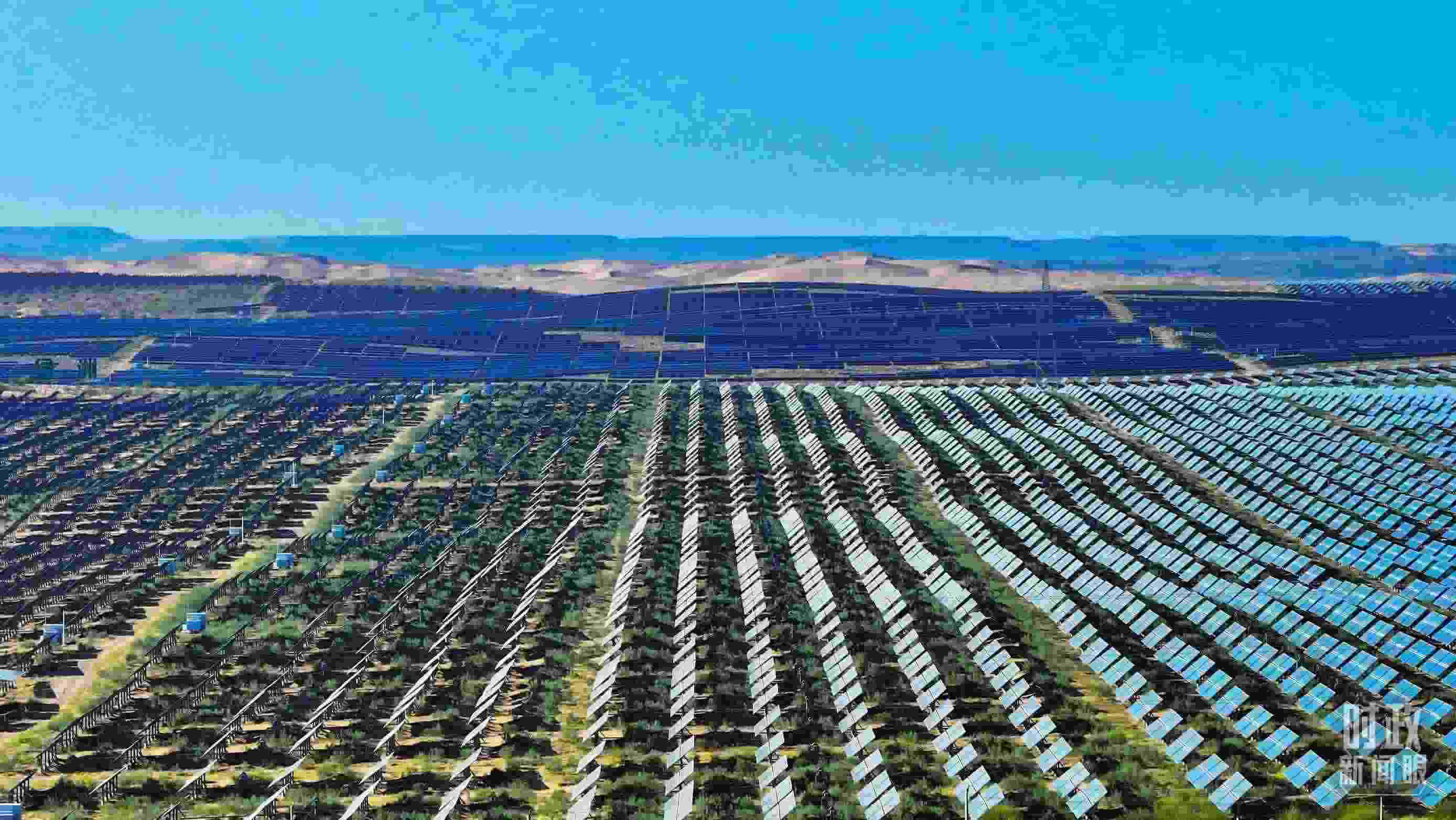 △內(nèi)蒙古鄂爾多斯，庫布其沙漠新能源基地。（圖/視覺中國）