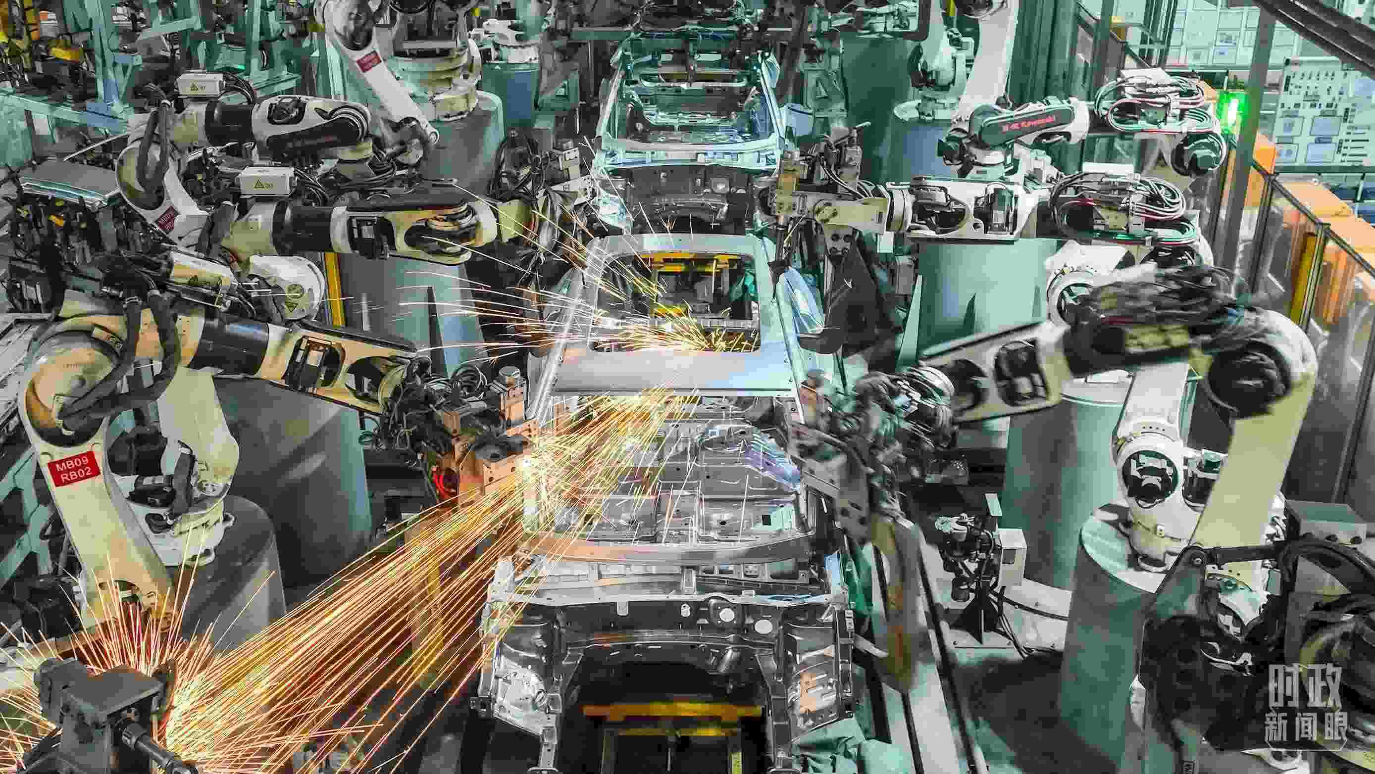  △2024年4月，重慶兩江新區(qū)的一家汽車制造企業(yè)，生產(chǎn)一派繁忙。（圖/視覺中國）